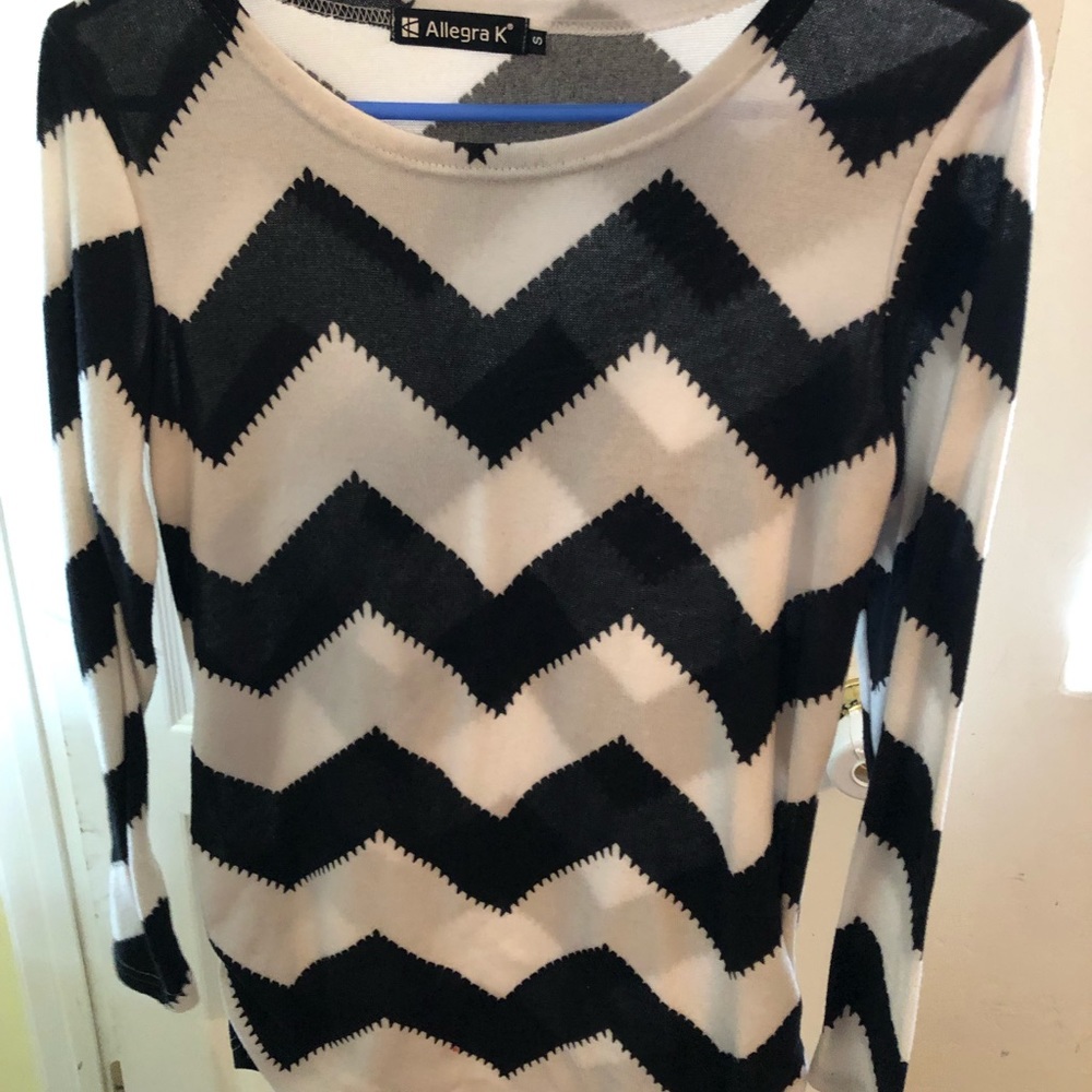 White and black chevron print sweater